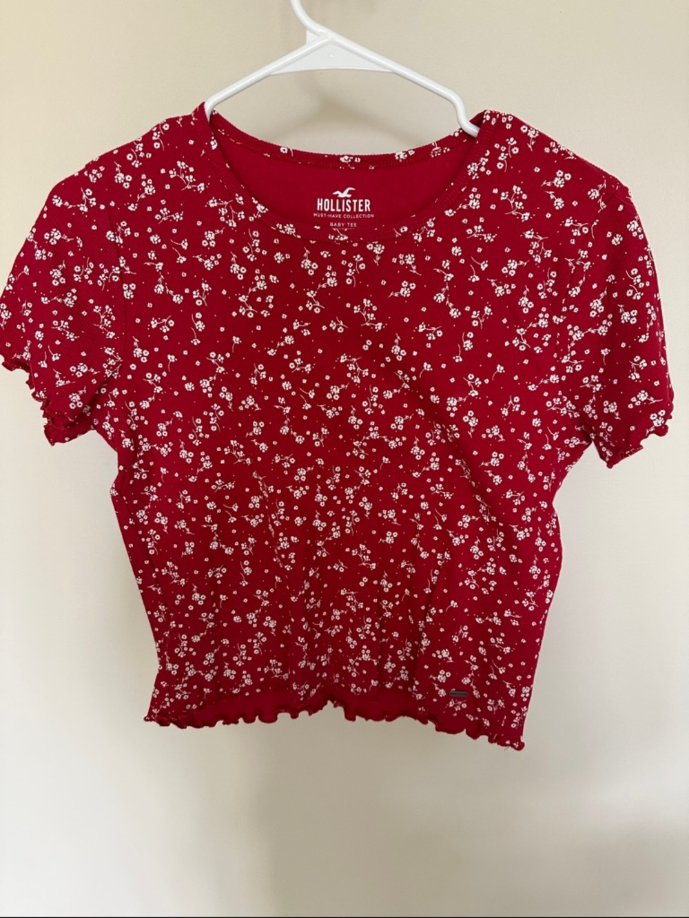 Hollister Red and white Floral Lettuce-Trim Tee size medium